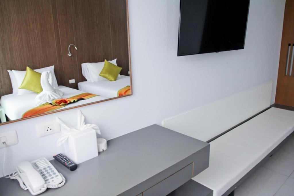 Elegancy Sansabai Hotel Patong Экстерьер фото