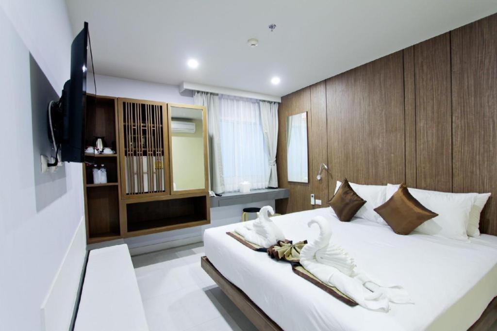 Elegancy Sansabai Hotel Patong Экстерьер фото